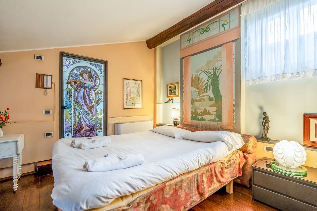 Camera da letto con vetrata decorata in stile liberty
