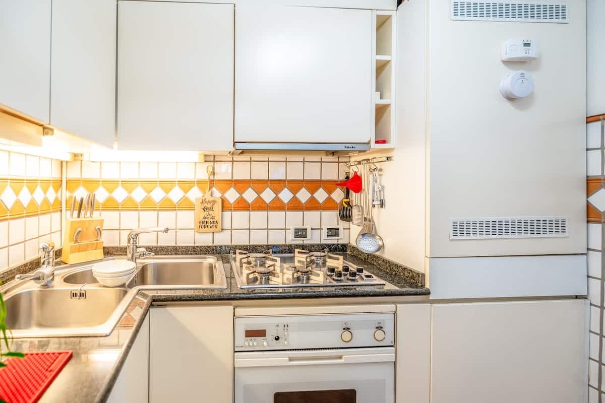 Cucina bianca con piano cottura a gas
