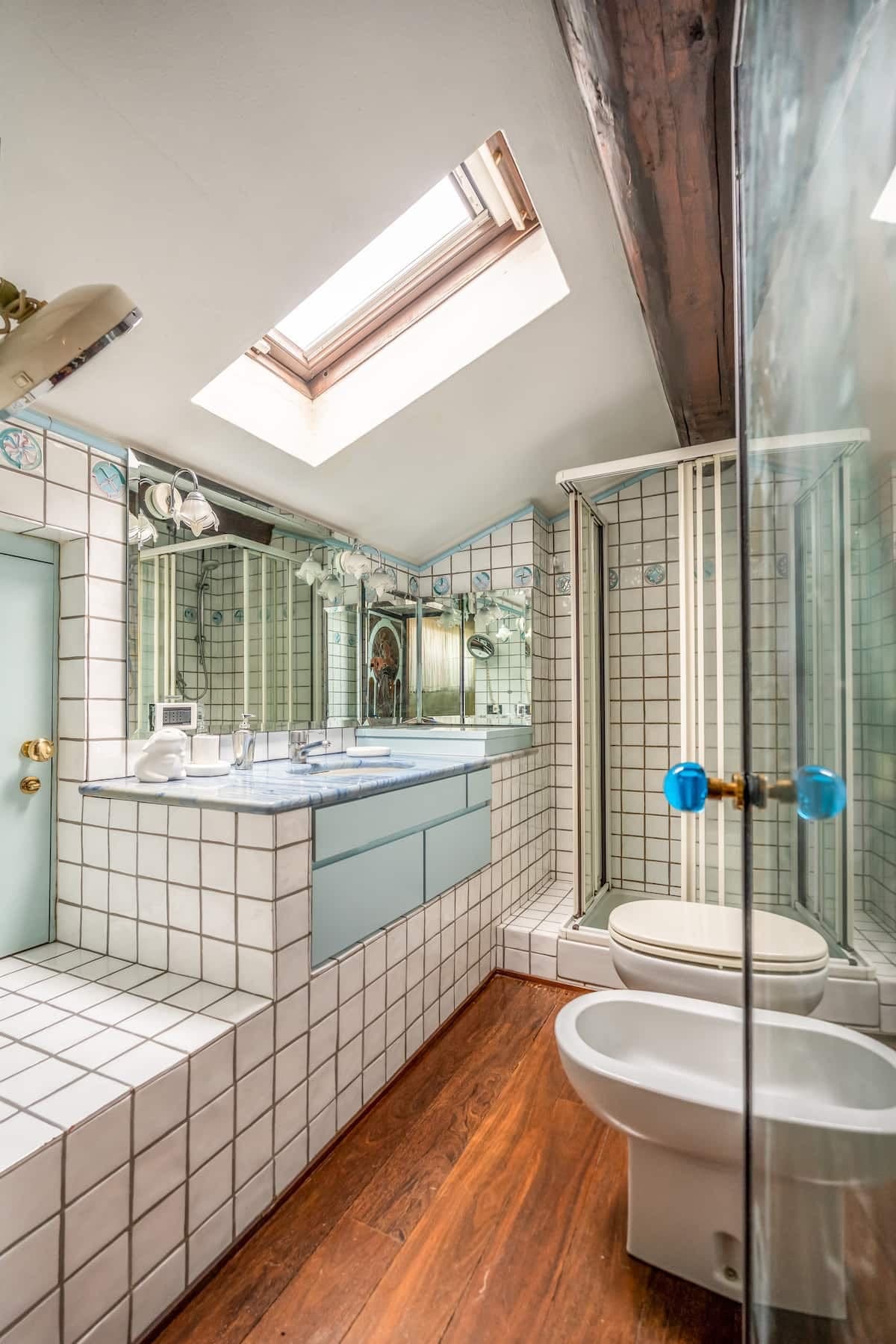 Bagno con lucernario e box doccia
