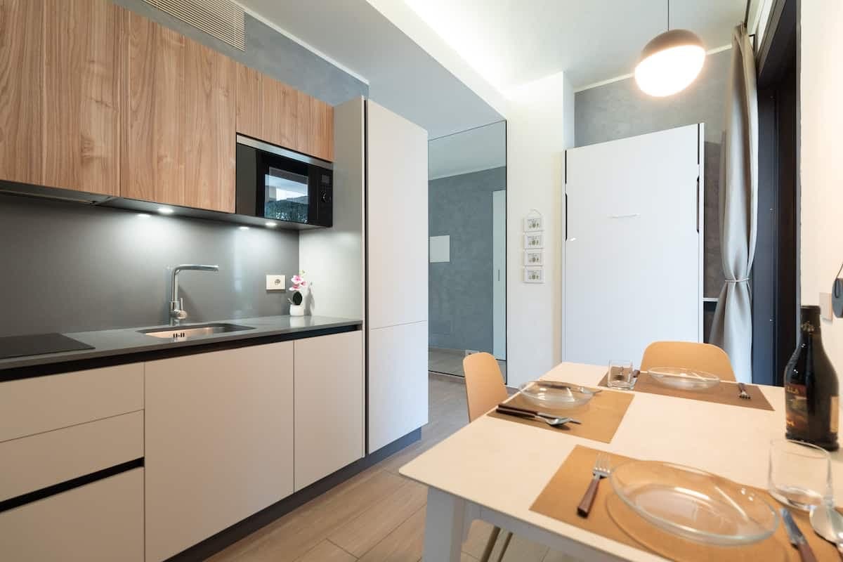 Cucina moderna con tavolo apparecchiato