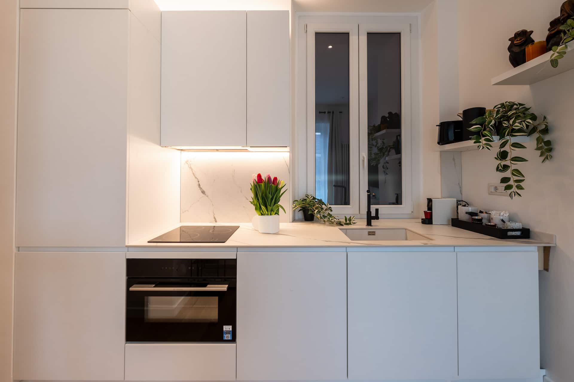 Cucina bianca con piano in marmo