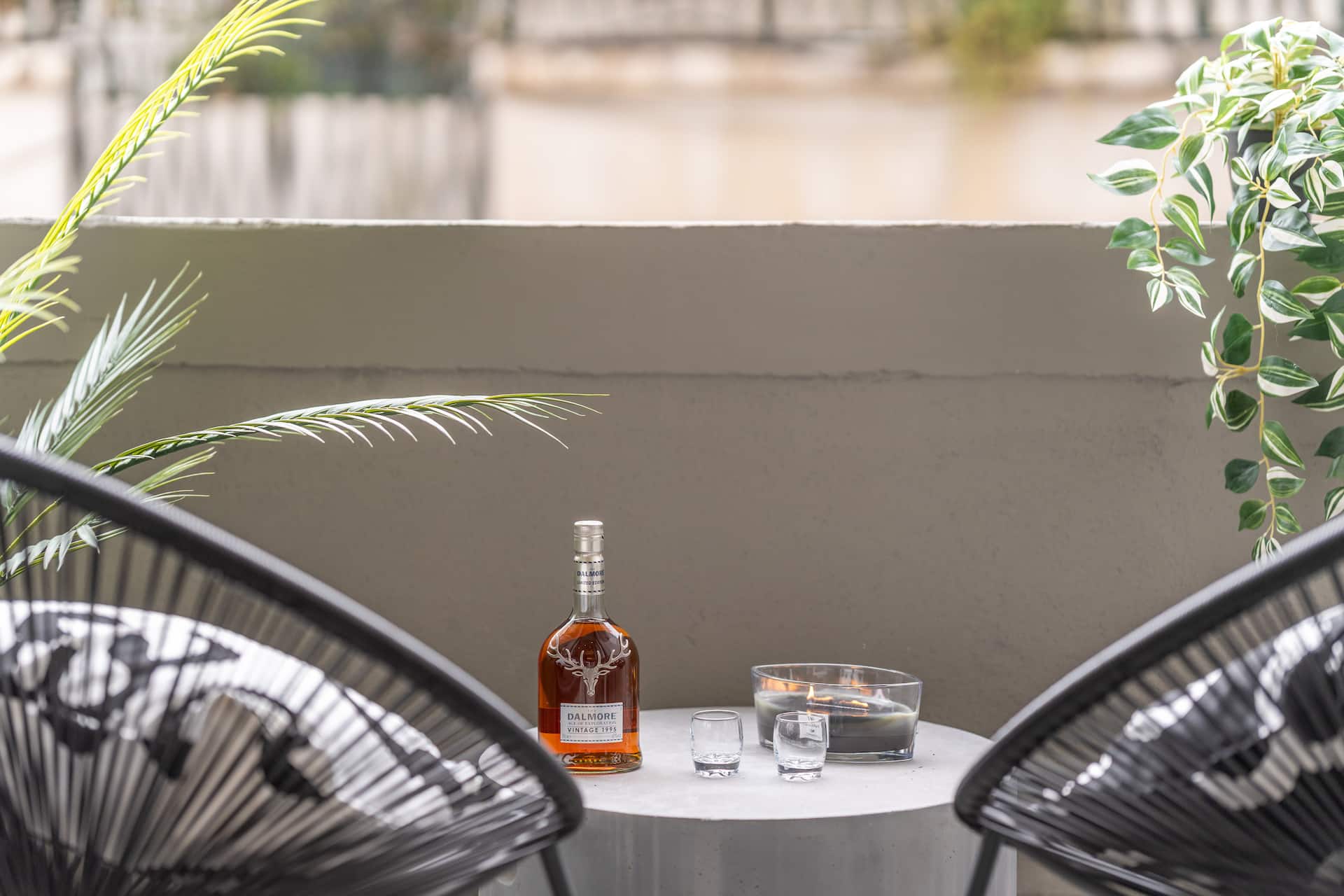 Angolo relax sul terrazzo con sedie in corda