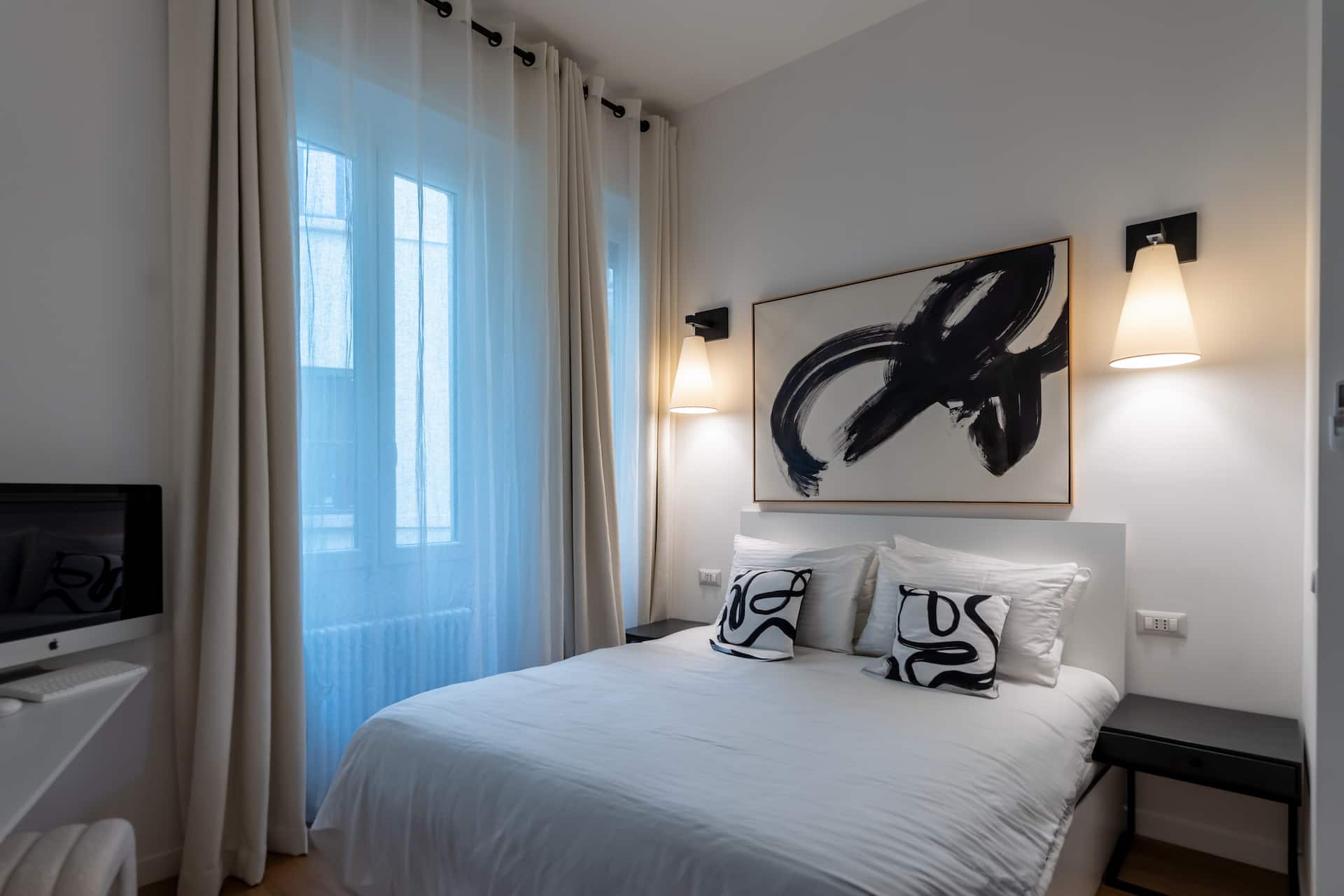 Camera da letto con quadro astratto