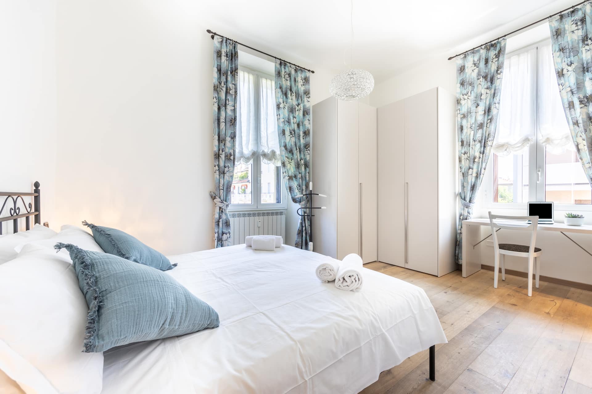 Camera da letto con tende a fantasia