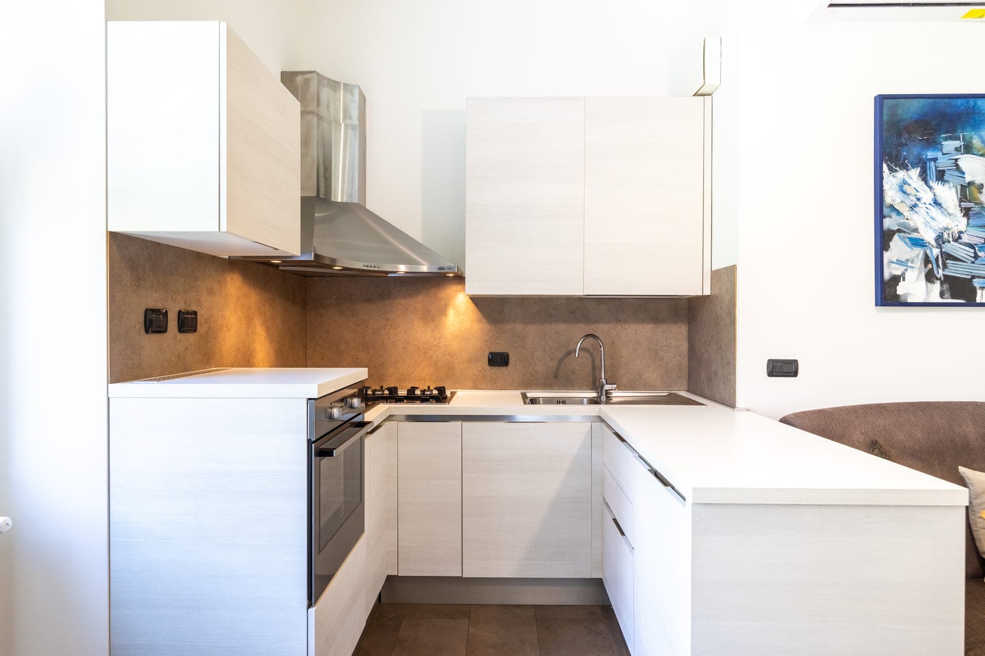 Cucina bianca con paraschizzi scuro