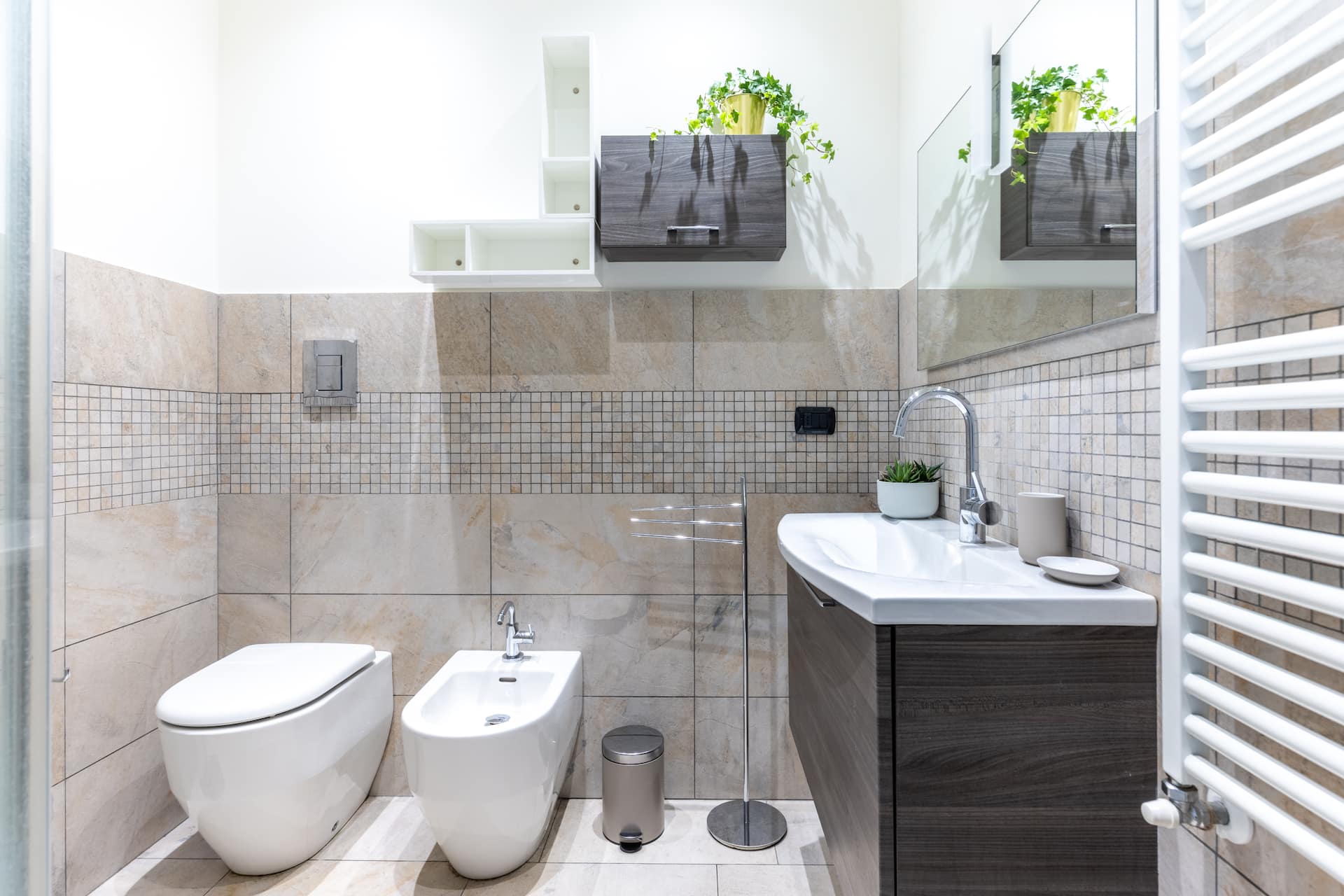 Bagno con doccia e mobile sospeso