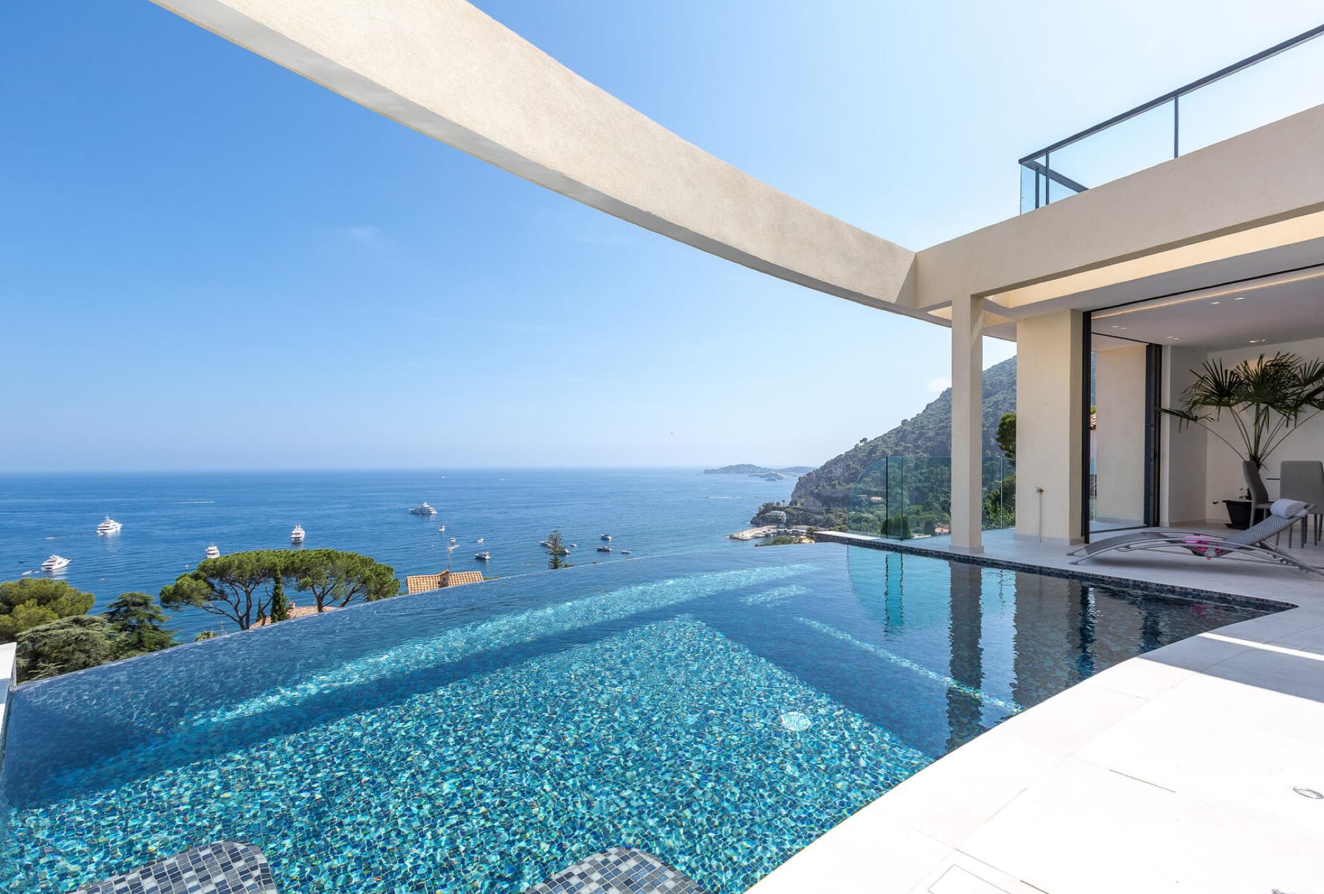 Piscina a sfioro della villa affacciata sul mare della Costa Azzurra, a Èze
