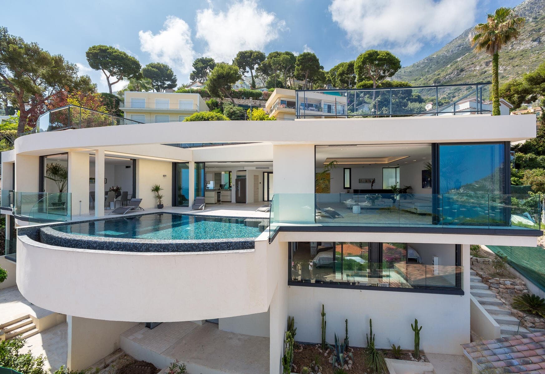 Villa con piscina a sfioro e grandi vetrate a Èze, in Costa Azzurra, gestita da Solace