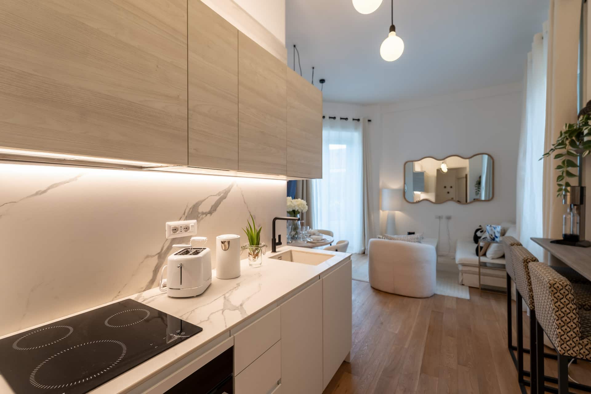 Cucina con piano in marmo e luci sottopensile